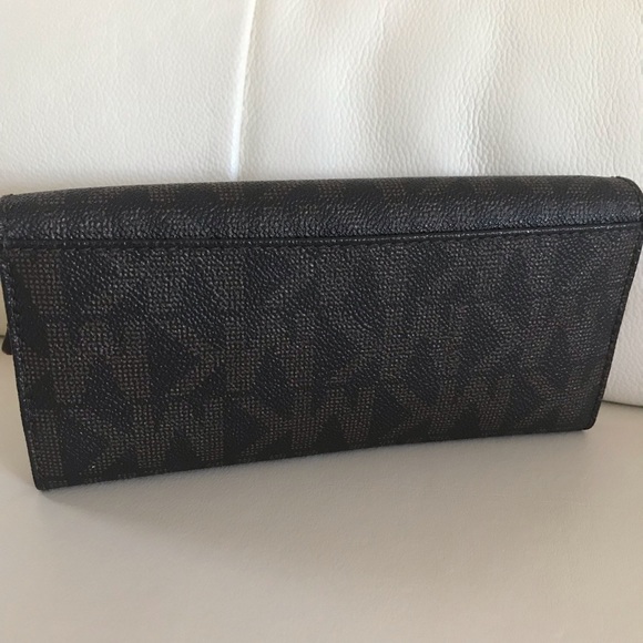 Michael Kors Signature Logo Wallet - Picture 5 of 6